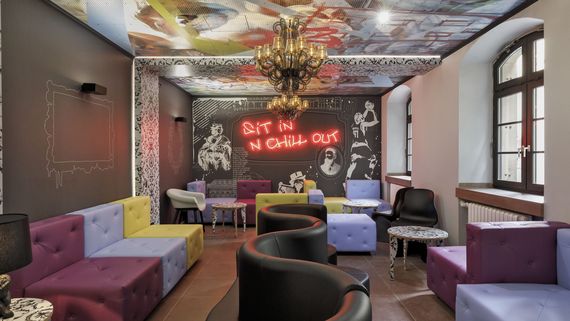Foto der Chill-out Lounge in der Jugendherberge Würzburg mit quietschbunten Design