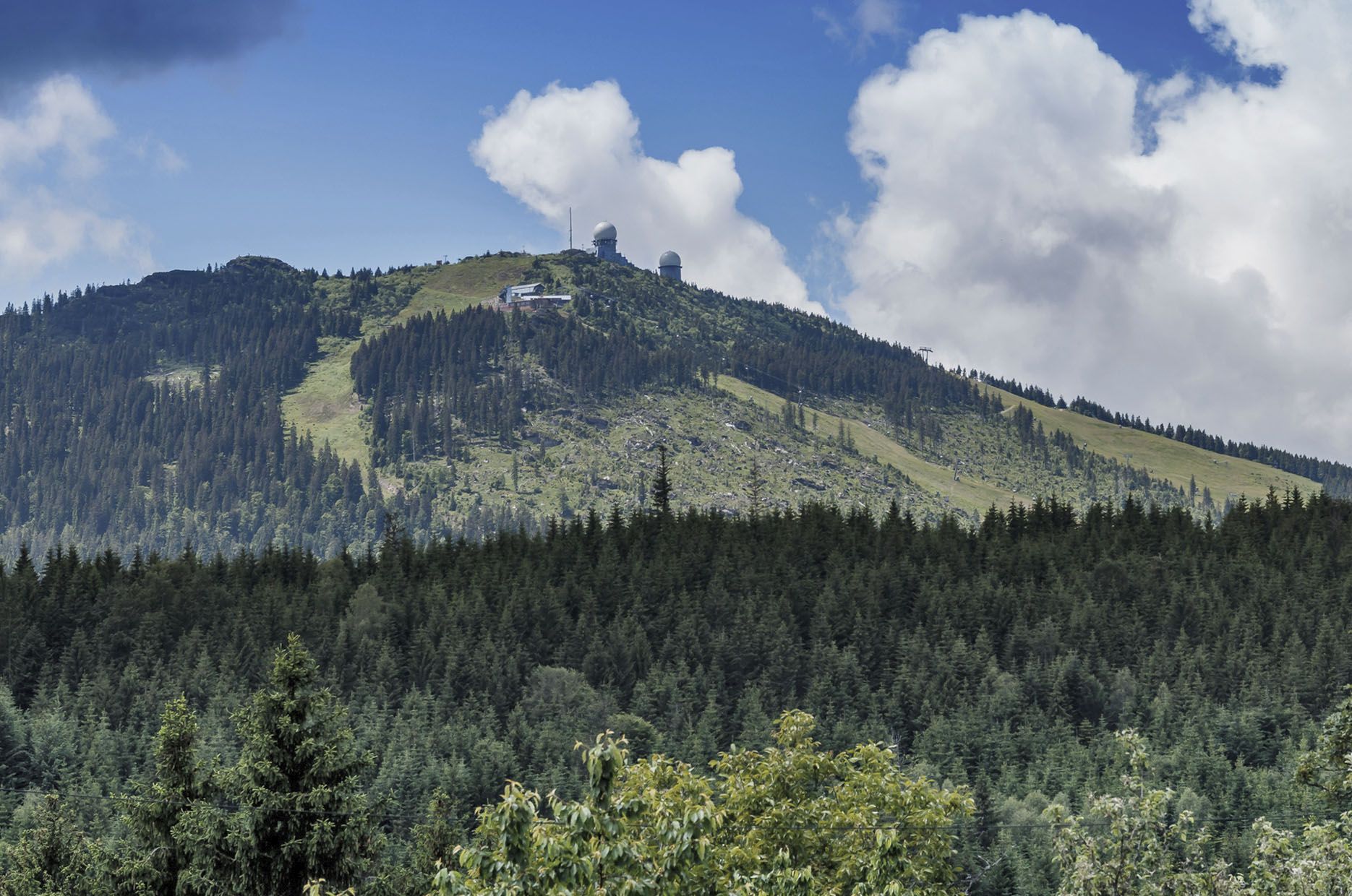 Blick auf die Radarstationen auf dem Großen Arber im Bayerischen Wald.