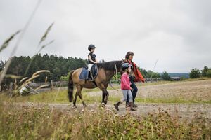 Familienausflug mit einem Pferd